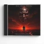 Frontansicht der CD „Die erste Ebene – Triggerwarnung“ von Paul Hafemann mit rotem Covermotiv: schwebender metallischer Kopf über Silhouette vor glühendem Horizont.