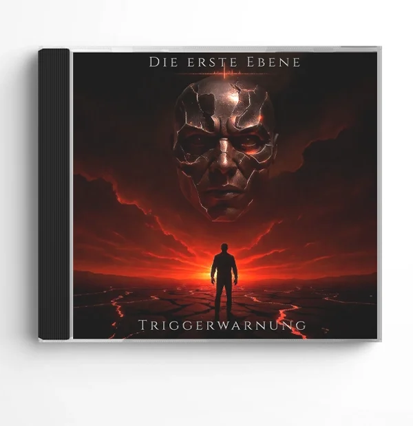 Frontansicht der CD „Die erste Ebene – Triggerwarnung“ von Paul Hafemann mit rotem Covermotiv: schwebender metallischer Kopf über Silhouette vor glühendem Horizont.