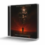 Schrägansicht der CD „Die erste Ebene – Triggerwarnung“ von Paul Hafemann in Jewelcase mit rotem Covermotiv und schwebendem metallischem Kopf über Silhouette.