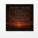 Rückseite der CD „Die erste Ebene – Triggerwarnung“ von Paul Hafemann mit rotem Hintergrund und Tracklist der 10 Songs in weißer Schrift.