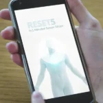 RESET5™ Nackenschmerzen – begleitendes Übungsvideo auf Smartphone, zeigt die 5-Minuten-Routine für weniger Nackenschmerzen.