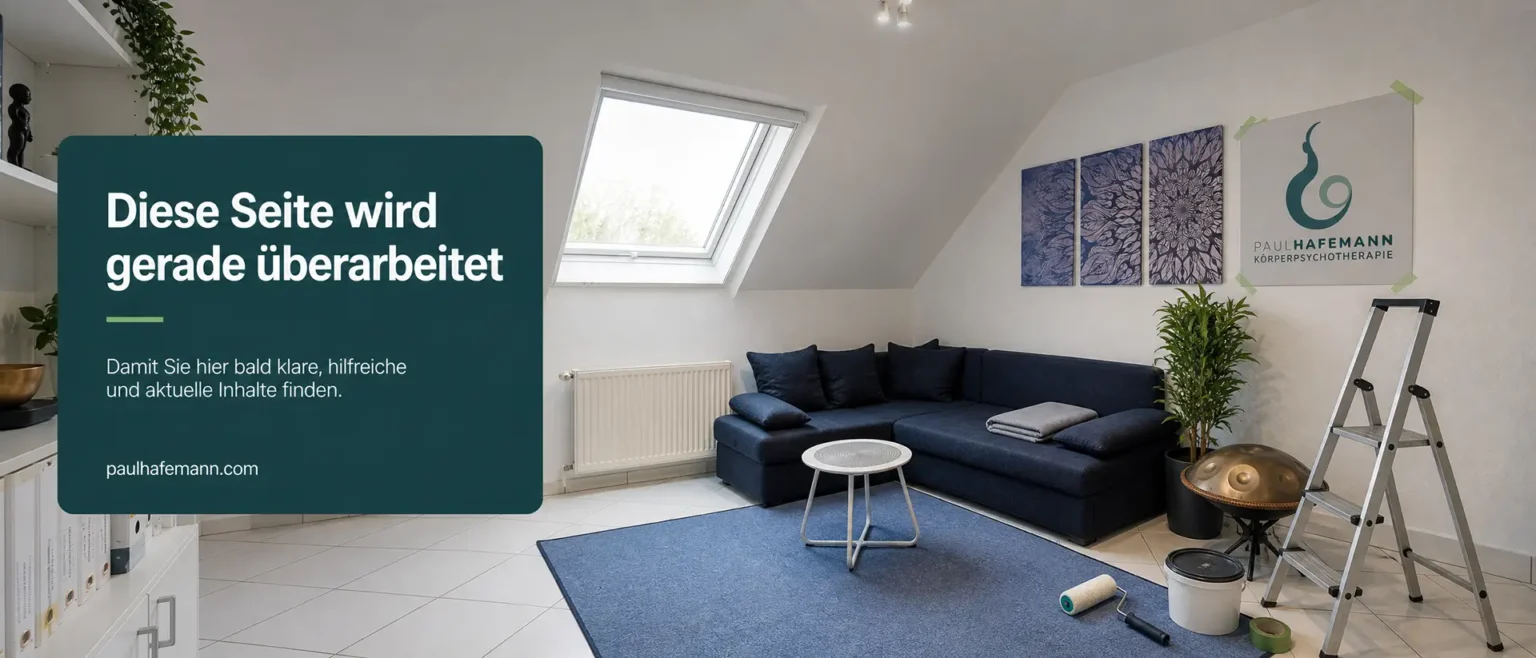 Professioneller Praxisraum von Paul Hafemann mit blauem Sofa, Wandlogo, Leiter und Farbutensilien sowie Hinweistext „Diese Seite wird gerade überarbeitet“.