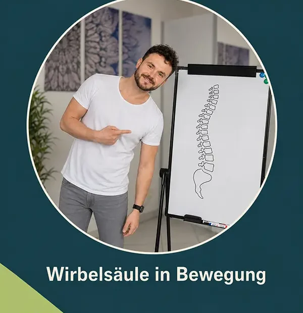 Paul Hafemann bewegt seine Wirbelsäule neben einem Flipchart und zeigt darauf.