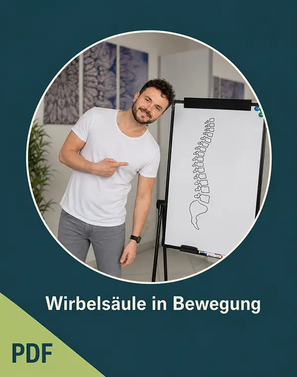 Paul Hafemann bewegt seine Wirbelsäule neben einem Flipchart und zeigt darauf.