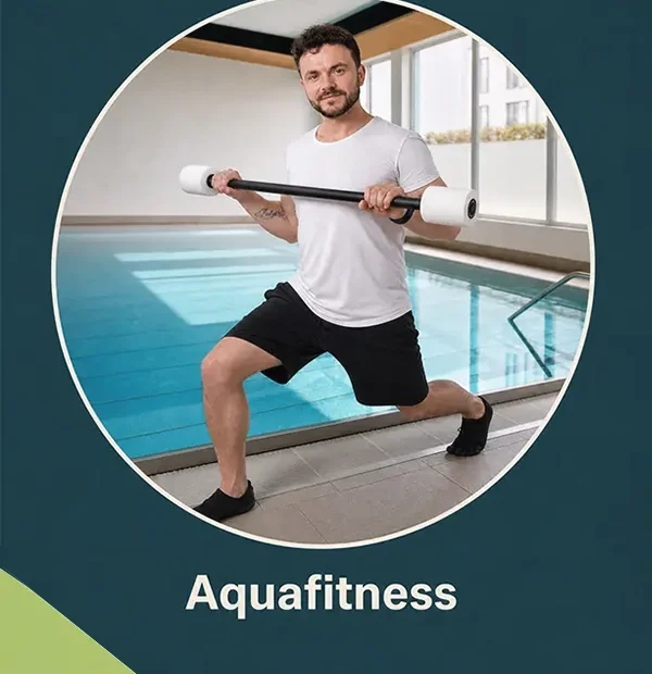 Paul Hafemann zeigt eine Aquafitness-Übung mit Schaumstoff-Langhantel am Schwimmbecken.